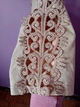 Vestido beige con detalles de encaje