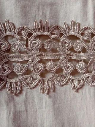 Vestido beige con detalles de encaje