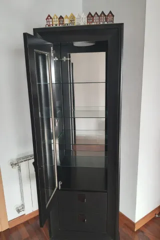 Vitrina expositora negra con luz y espejo