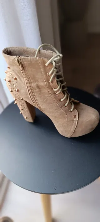 Botines Beige con Tachuelas Doradas