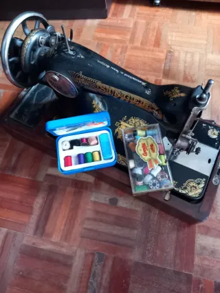 Máquina de coser SINGER antigua