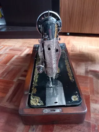 Máquina de coser SINGER antigua