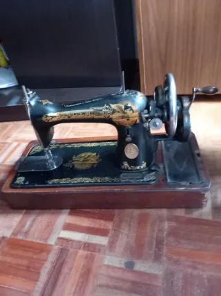 Máquina de coser SINGER antigua