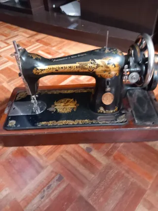 Máquina de coser SINGER antigua