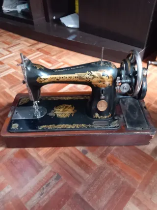 Máquina de coser SINGER antigua
