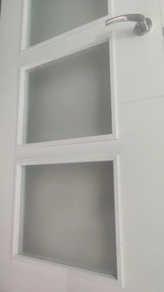 Puerta blanca con 4 cristales translúcidos