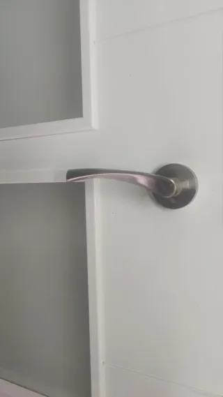 Puerta blanca con 4 cristales translúcidos