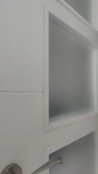 Puerta blanca con 4 cristales translúcidos