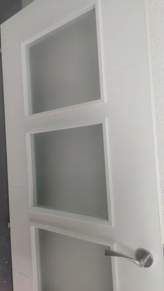 Puerta blanca con 4 cristales translúcidos