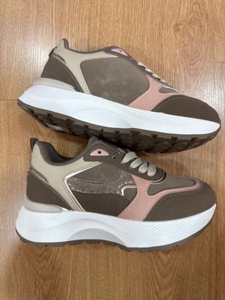 Zapatillas deportivas marrones y rosas