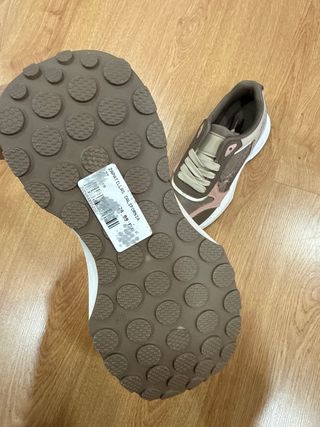 Zapatillas deportivas marrones y rosas