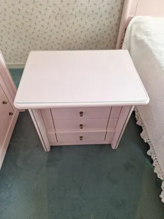 Mesita de noche rosa con tapa de cristal