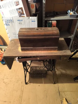 Máquina de coser antigua de madera y metal