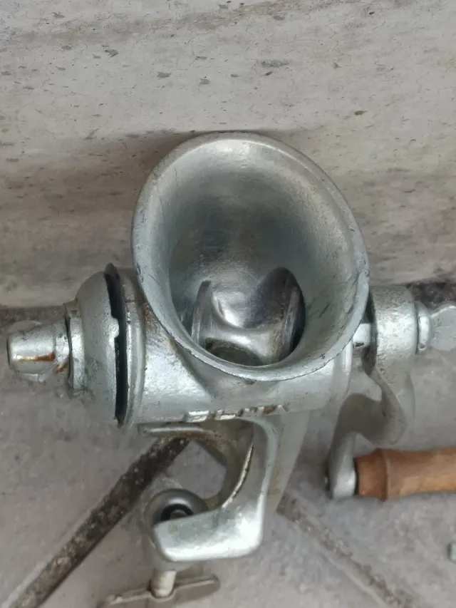 Picadora de carne antigua ELMA