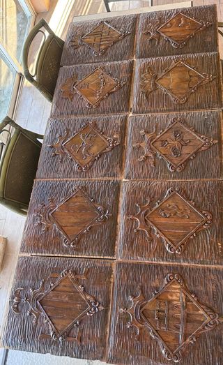 Escudos heráldicos de madera tallada