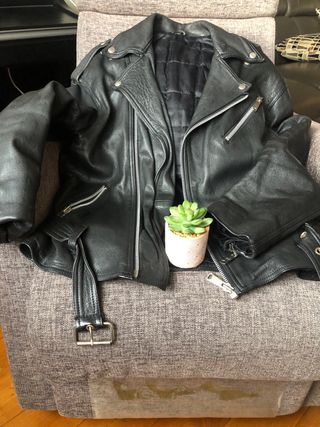 Larruzko biker beltza/Cazadora biker cuero negra