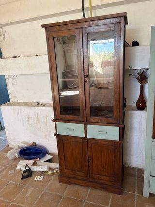 Vitrina de madera con puertas de cristal