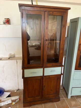Vitrina de madera con puertas de cristal