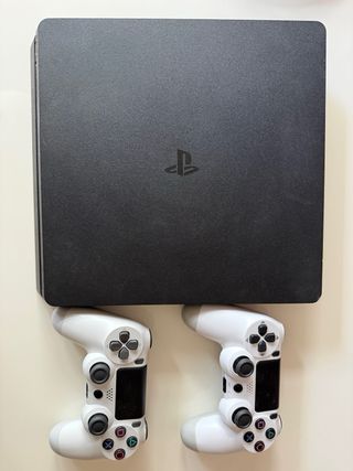 PS4 (Playstation 4) con 2 mandos y juegos
