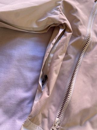 Chaqueta Carhartt cortavientos beige y blanca