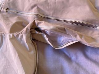 Chaqueta Carhartt cortavientos beige y blanca