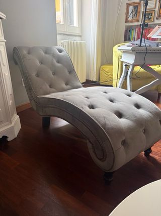 Divano Grigio in velluto e legno