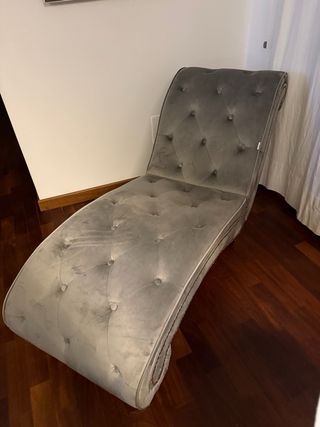 Divano Grigio in velluto e legno