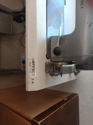 Máquina de coser industrial Refrey