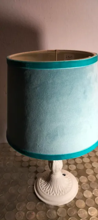 Lámpara de mesa azul y blanca