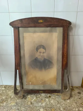 Marco antiguo de madera con retrato