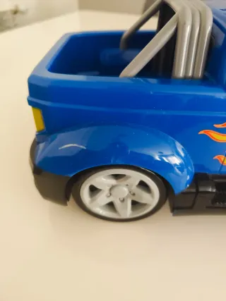 Camión teledirigido azul con control remoto