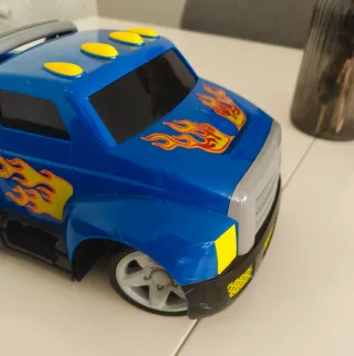 Camión teledirigido azul con control remoto