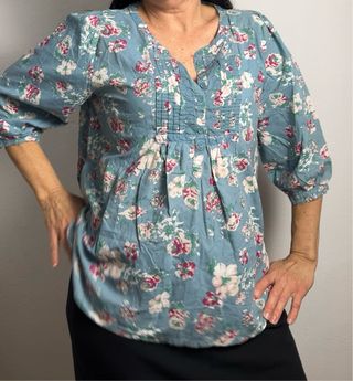 Blusa floral azul y rosa