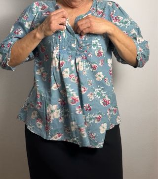 Blusa floral azul y rosa
