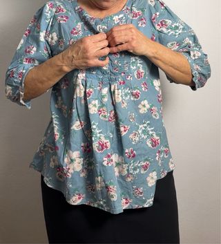 Blusa floral azul y rosa