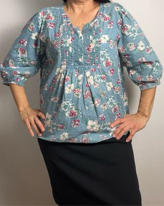 Blusa floral azul y rosa