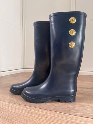 Botas de agua azul marino con botones dorados