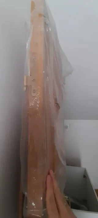 Puerta madera marrón con maneta dorada y premarcos