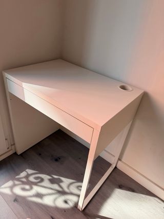 Escritorio blanco con cajón