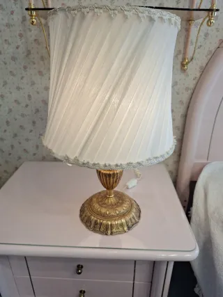 Lámpara de mesa dorada y blanca