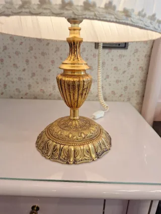 Lámpara de mesa dorada y blanca