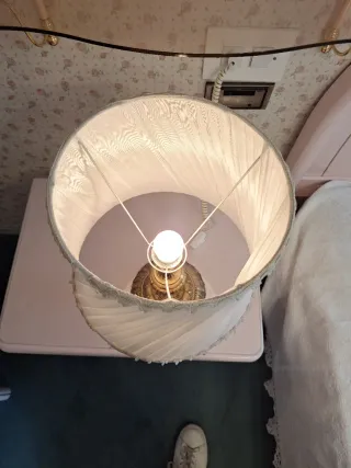 Lámpara de mesa dorada y blanca