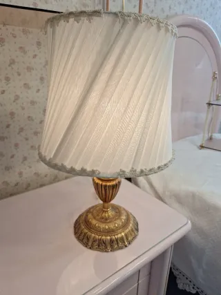 Lámpara de mesa dorada y blanca