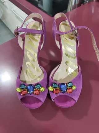 Sandalias moradas con pedrería