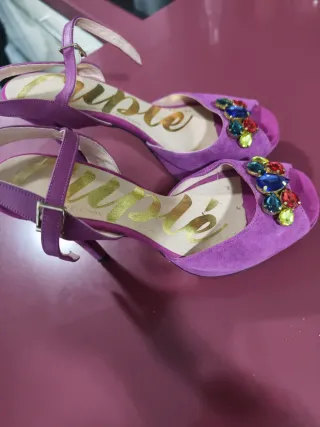 Sandalias moradas con pedrería