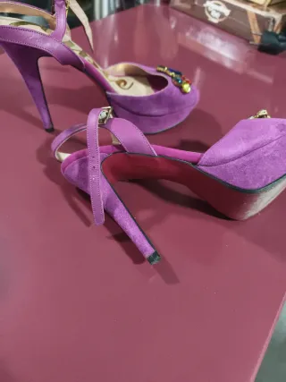 Sandalias moradas con pedrería