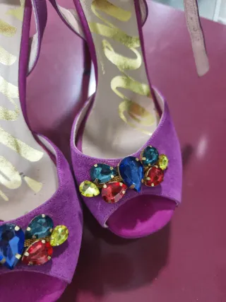 Sandalias moradas con pedrería