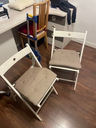 Mesa plegable blanca Ikea y 4 sillas a juego