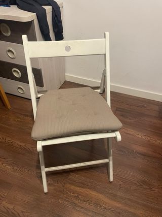 Mesa plegable blanca Ikea y 4 sillas a juego