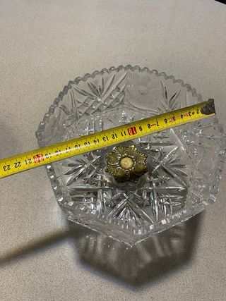 Cuenco de cristal con base de metal